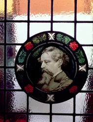 Vitrail montrant la tête de Charles Dickens en vieil homme